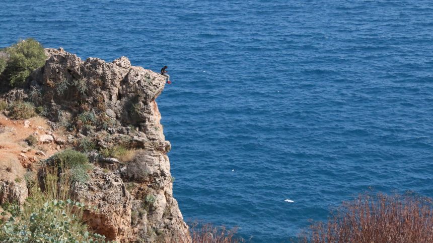 Falezlerden Denize Atlayan Gençler (2)