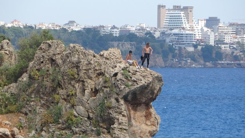 Falezlerden Denize Atlayan Gençler (3)