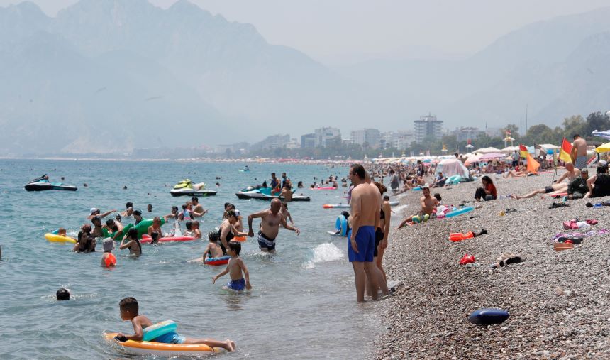 Konyaaltı Sahili Bayram Günü Kalabalık