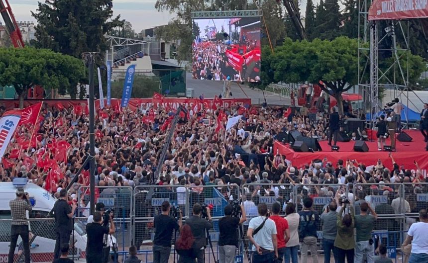 Özgür Özel Miting Kep Atma