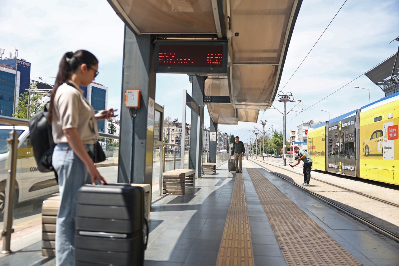 Tramvay Bekleyen Öğrenci