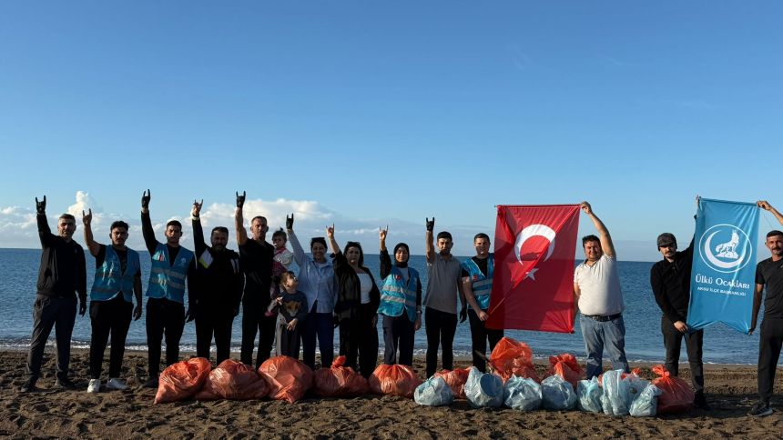 Ülkü Ocakları Sahilde Temizlik