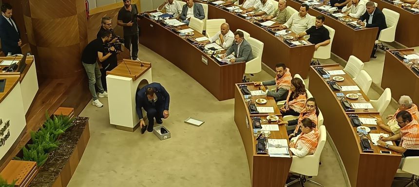 Antalya Meclsi Ayakkabı Gerginliği (3)