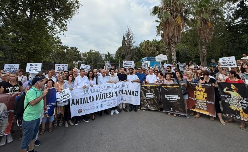 Antalya Muzesi Zincir Eylemi