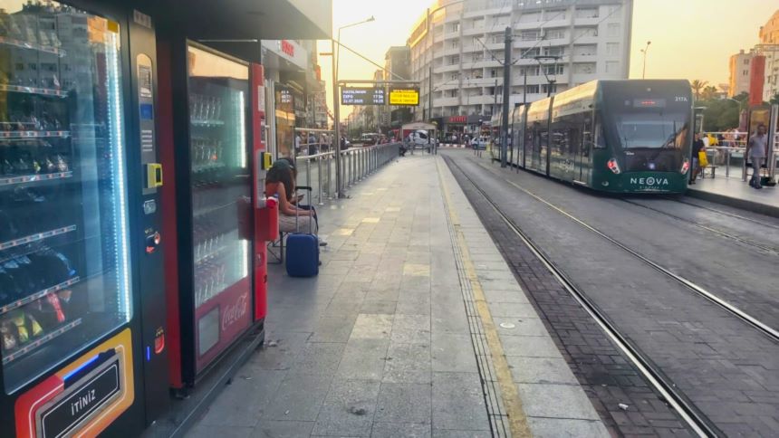 Antalya Tramvay Durağı Ve Otomat 2
