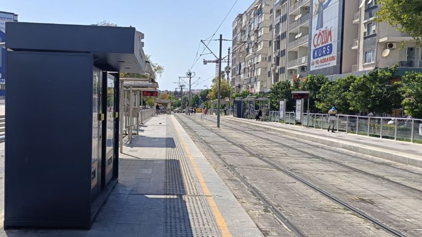 Antalya Tramvay Durağı Ve Otomat 22