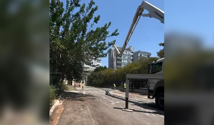 Beton Kamyonlari Müze Avlusunda 2