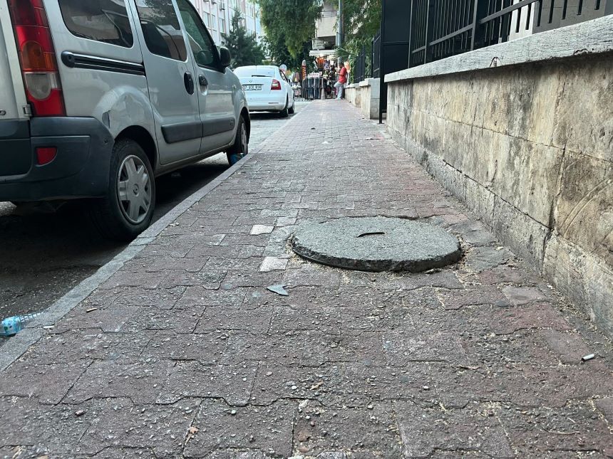 Kaldırım Yukarıda Kalan Rögar Kapağı Tuzak