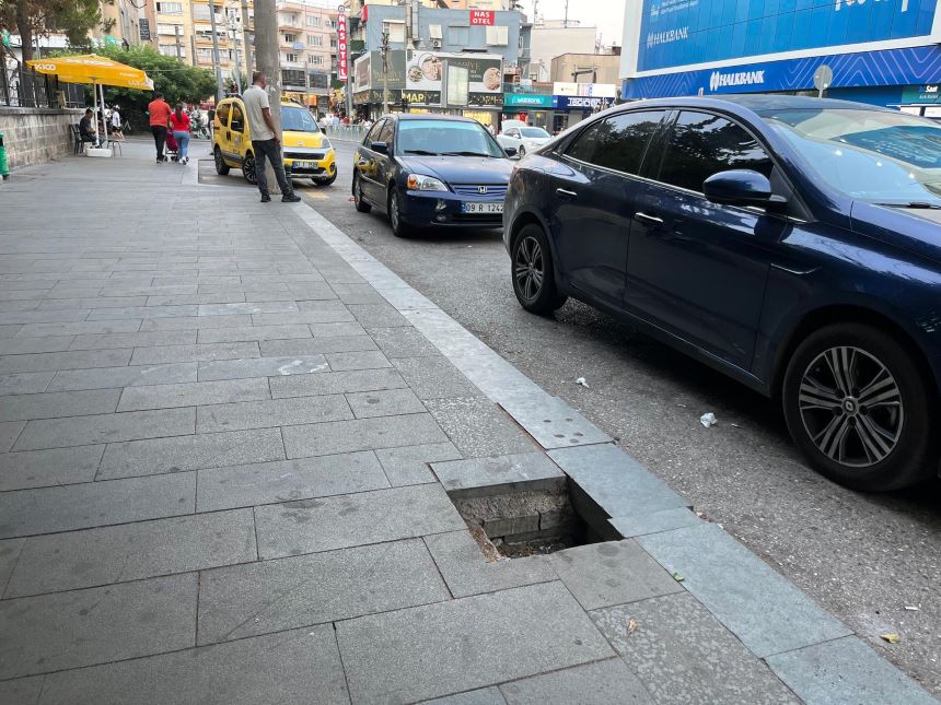 Kaldırımda Derin Çukur 1 Muratpaşa Camisi Çevresi