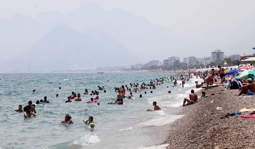 Konyaaltı Sahili 20 Temmuz Kalabalık