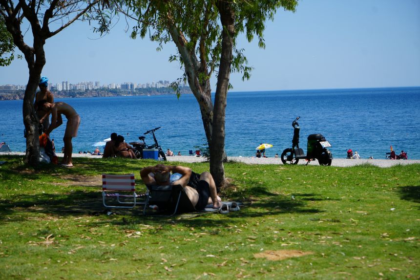 Konyaaltı Sahili Deniz Gölge