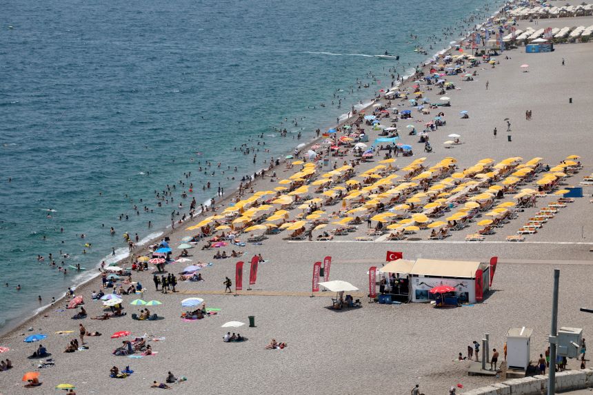 Konyaaltı Sahili Tatilciler 20 Temmuz
