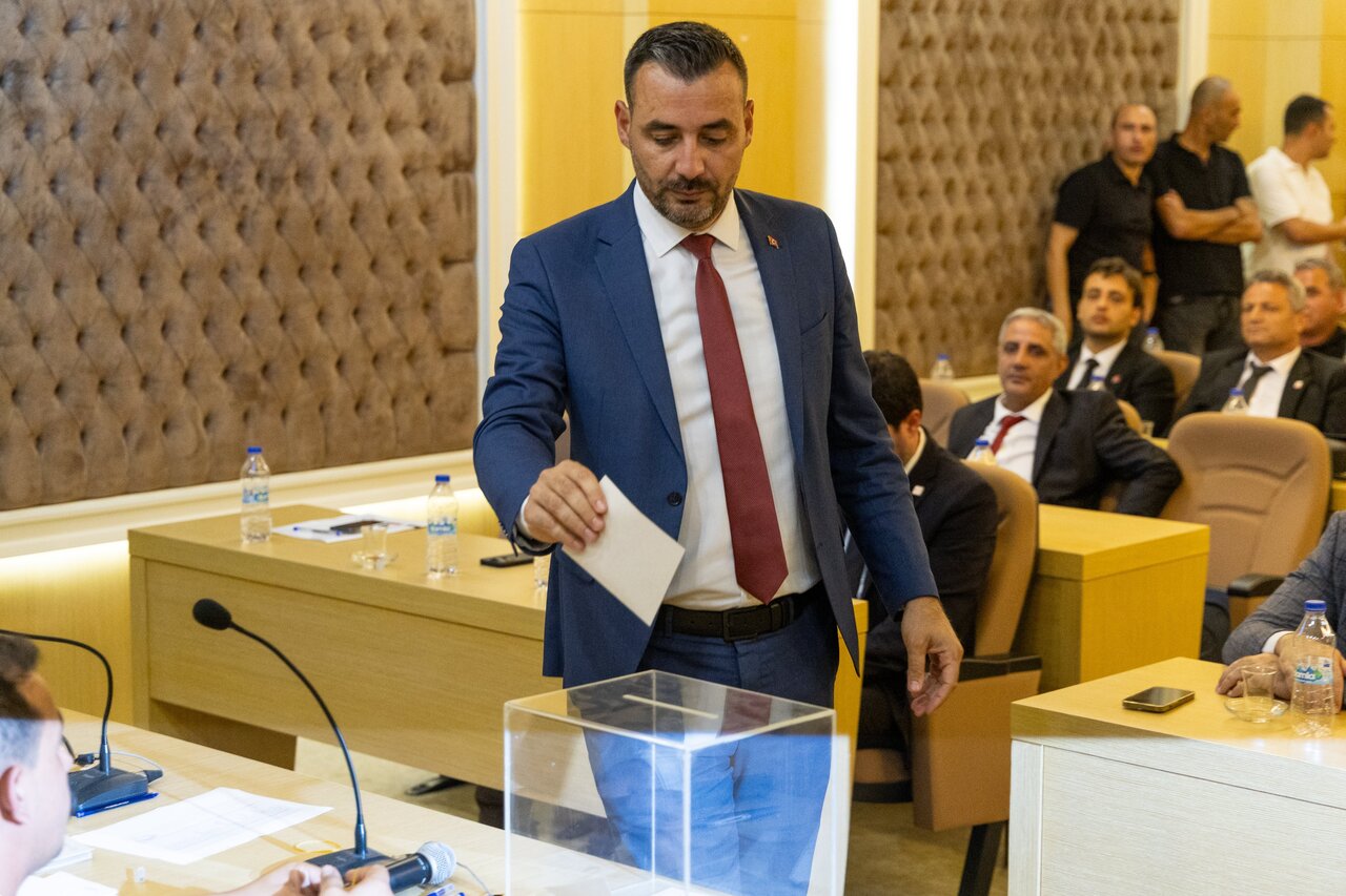 Mehmet Çiçek Manavgat Belediye Başkanvekili Oy Kullanırken