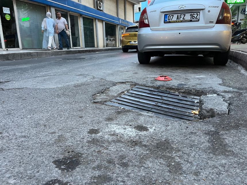 Sokak Çöken Mazgal Araç Muratpaşa Camisi Çevresi