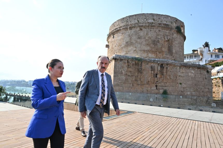 Başkan Vekili Özdemir Hıdırlık Kulesi Çalışmalarını Inceledi (2)