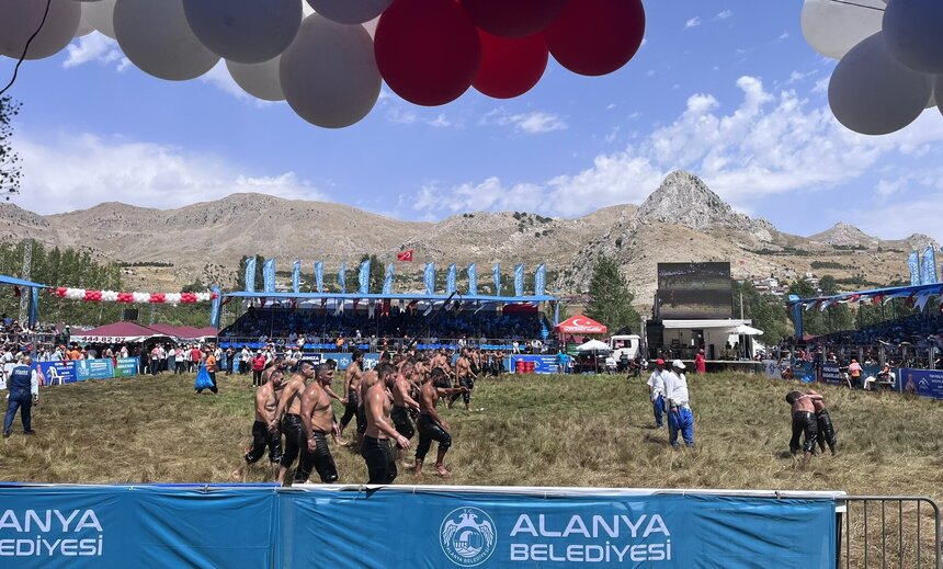 Gökbel Yaylası Güreş Hazırlık Seyirci Selamlama