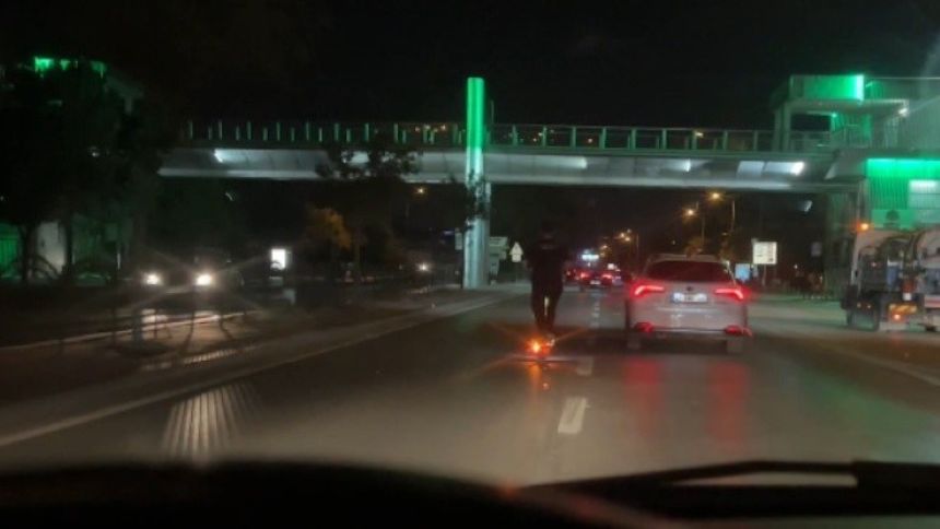 Scooter Ile Trafikte Ilerleyen Genç Konya 2