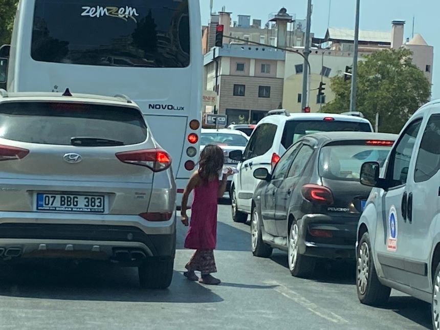 Su Satan Dilenci Çocuklar Antalya (1)