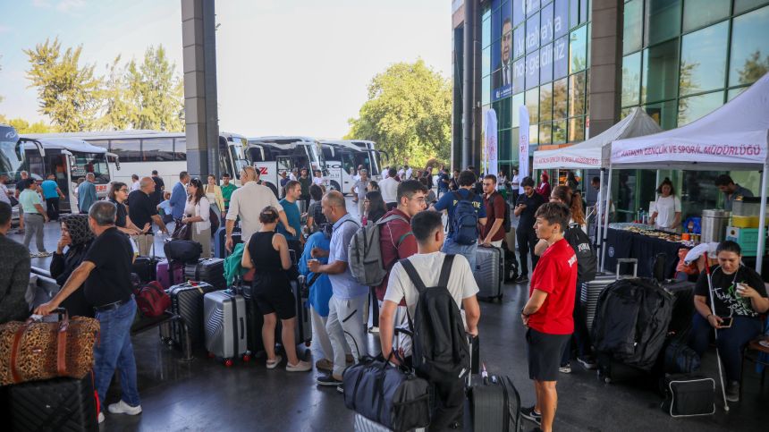 Antalya Otogarı Öğrenci Yoğunluğu