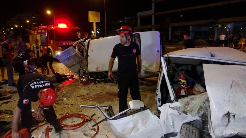 Araçlar Kafa Kafaya Çarpıştı 1