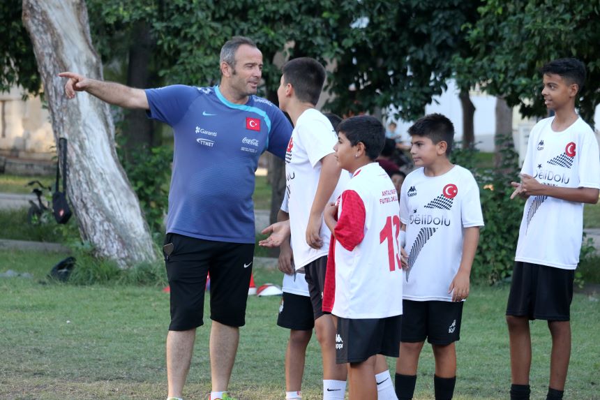 Halil Ay Haşimişcan Mahallesi Muhtarı Fuybol Sahası (2)