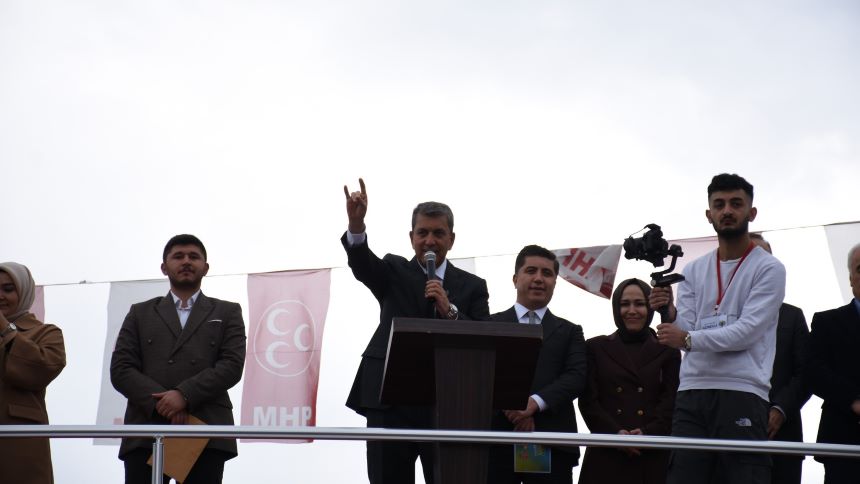 İsmail Öntaş, Yerel Seçim Öncesinde Bir Mitingde Altınok'un Aracının Üzerinden Bozkurt Işareti Yapmıştı