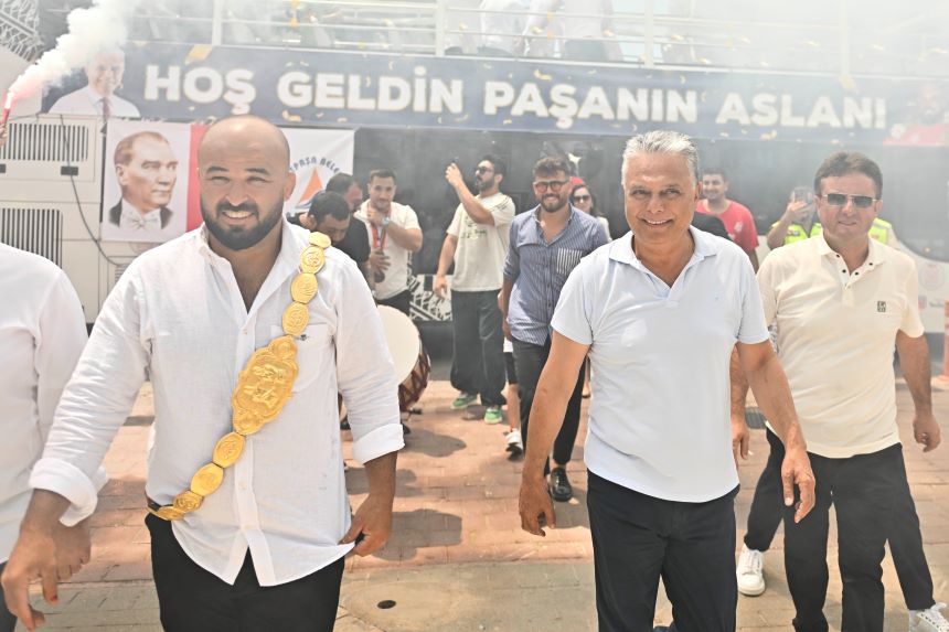 Orhan Okullu Ve Kupa (1)