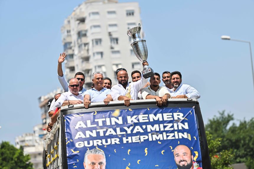 Orhan Okullu Ve Kupa (2)