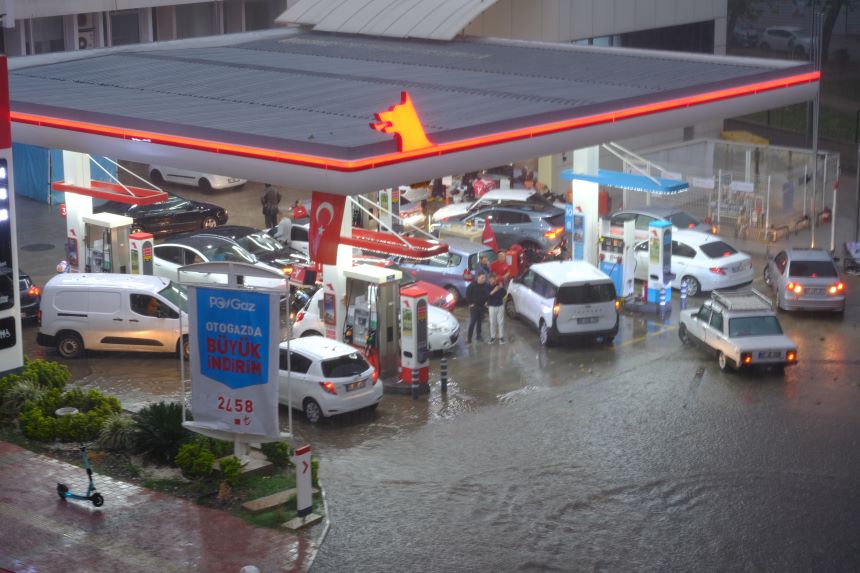 Akaryakıt Istasyonuna Sığınan Arabalar