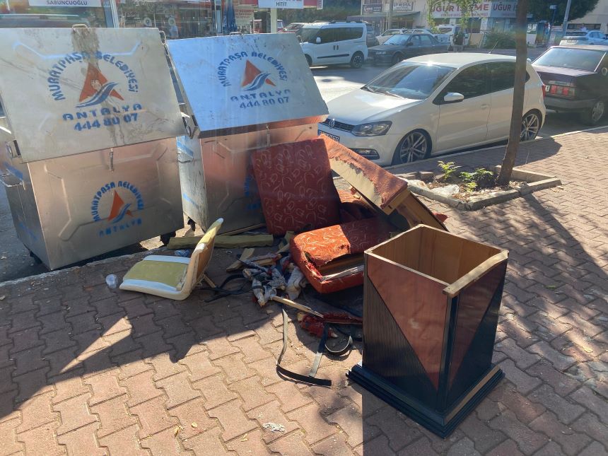 Antalya Eğitim Ve Araştırma Hastanesi Önü Çöp (1)