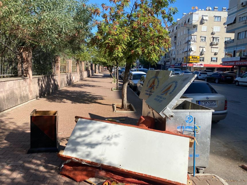 Antalya Eğitim Ve Araştırma Hastanesi Önü Çöp (2)