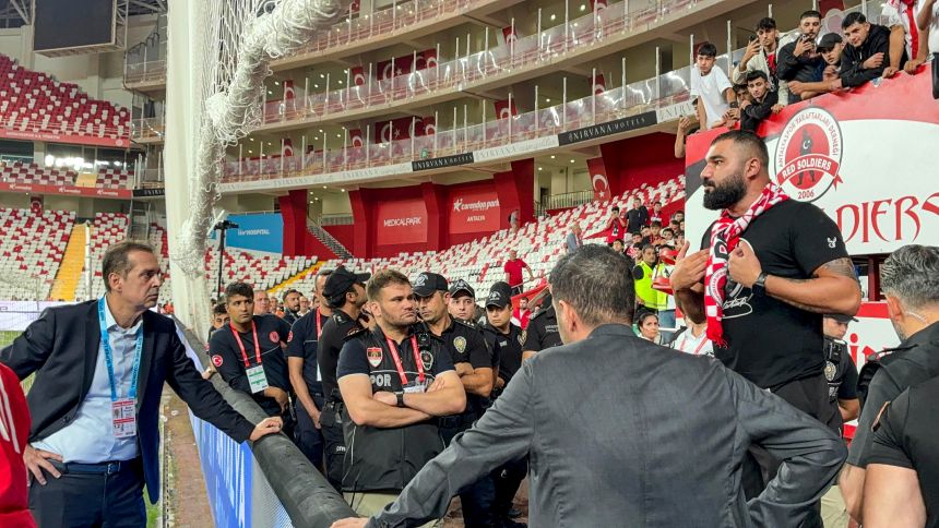 Antalyaspor Başkan Rıza Perçin Taraftarlarla