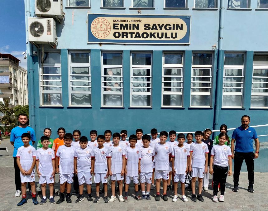 Emin Saygın Ortaokulu Öğrencilere Antalyaspor Forması 2
