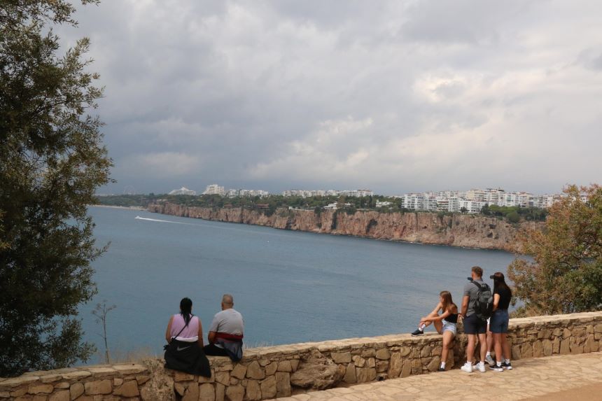 Falezlerde Oturan Vatandaşlar Antalya