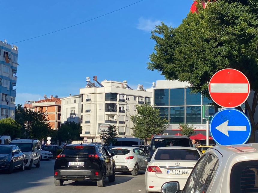 Mevlana Caddesi'ne Dönüş Yasağı Tablea Antalya (2)
