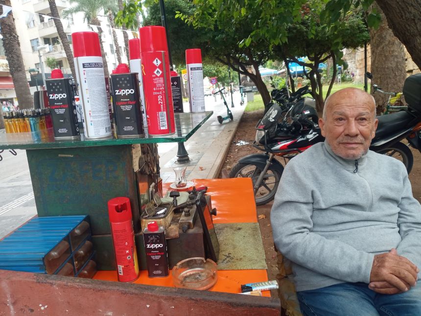Mustafa Püsküllü Çakmaklara Gaz Dolduruyor Antalya (1)