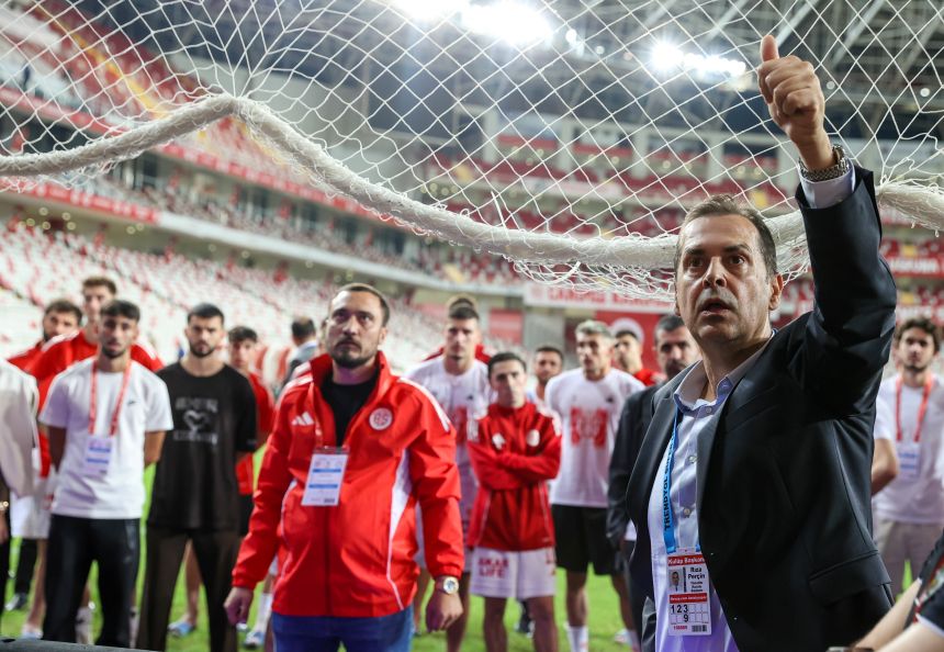 Rıza Perçin Futbolcularla1
