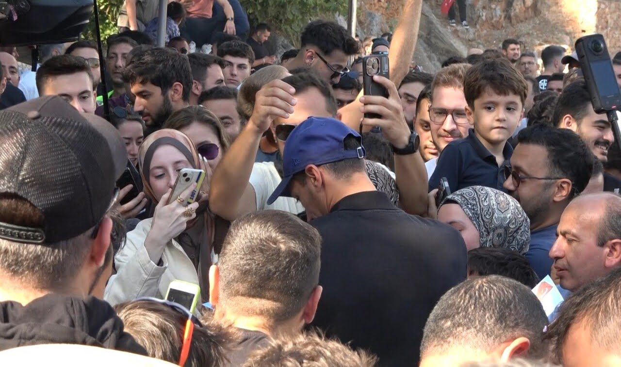 Toprak Razgatlıoğlu Alanya Sevenlerine Imza Verirken