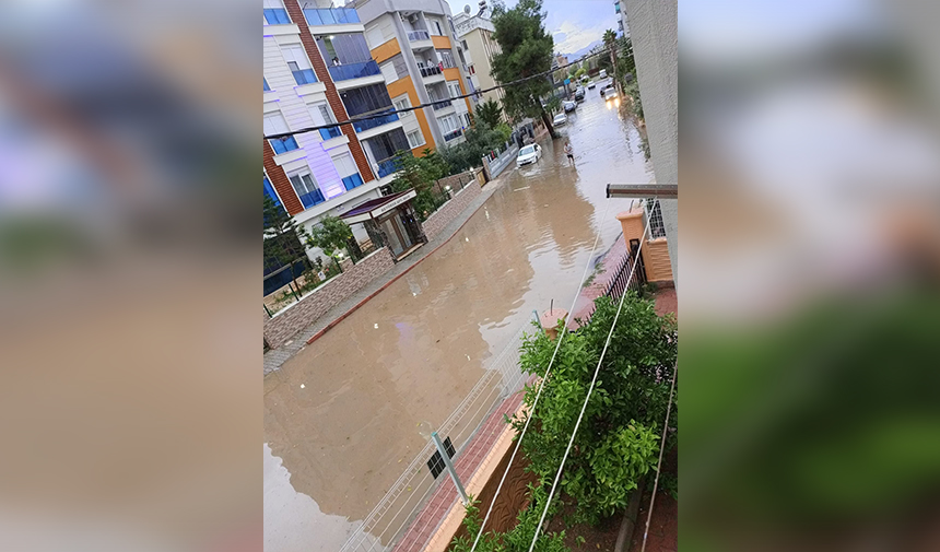 Yağan Yağmur Sonrası Suyla Kaplanan Yol Antalya