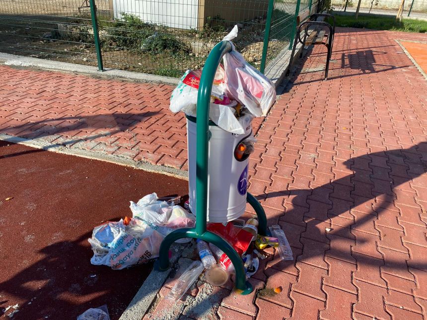 Aksu'da Parklar Çöplüğe Döndü (1)