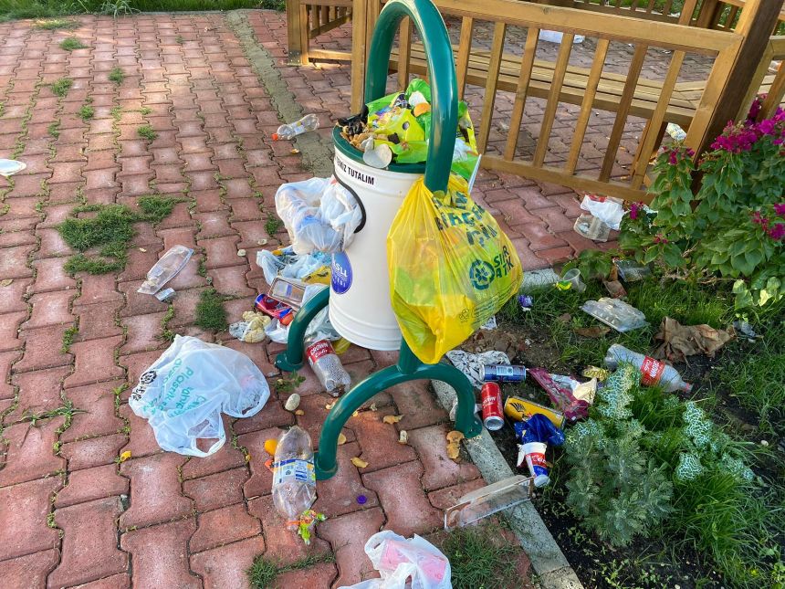 Aksu'da Parklar Çöplüğe Döndü (2)