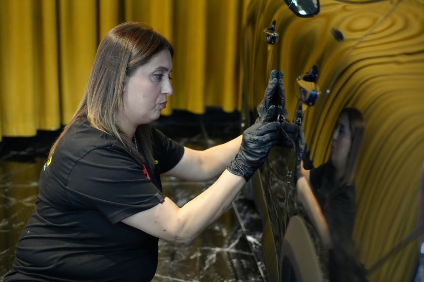 Antalya'da Oto Boya Ustası Kadın Erkek Işi Denilen Meslekte Duvarları Yıktı (2)