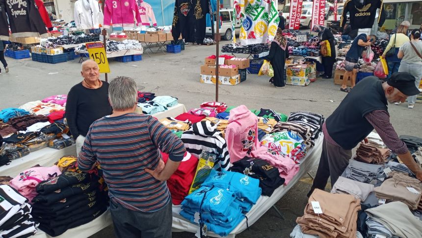 Cuma Pazarı Kıyafet Satışı (2)