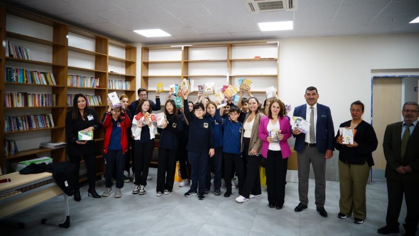 Konyaalti Beledi̇yesi̇ Okul Kütüphanesi̇ne Ki̇tap Bağişi Yapti (2)