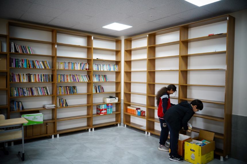 Konyaalti Beledi̇yesi̇ Okul Kütüphanesi̇ne Ki̇tap Bağişi Yapti (3)