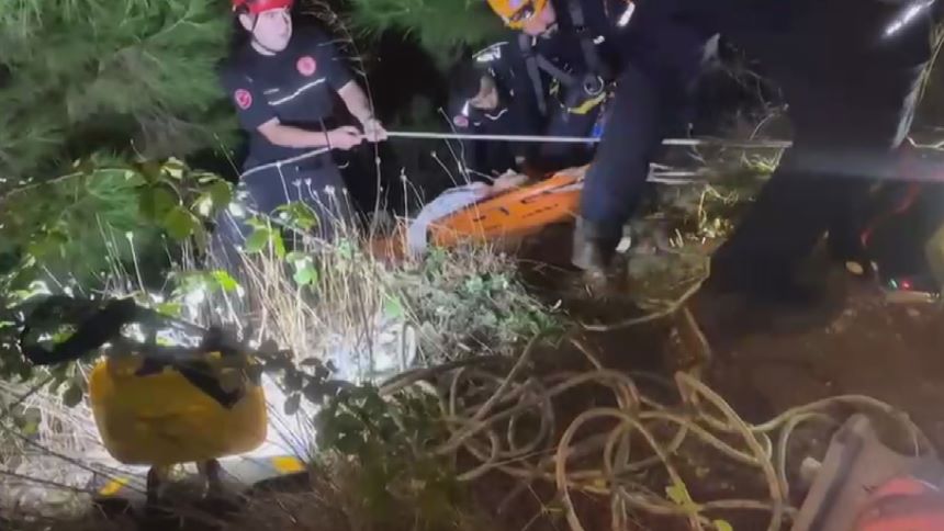 Uçurumdan Düşüp Mahsur Kalan 2 Kişi Kurtarıldı