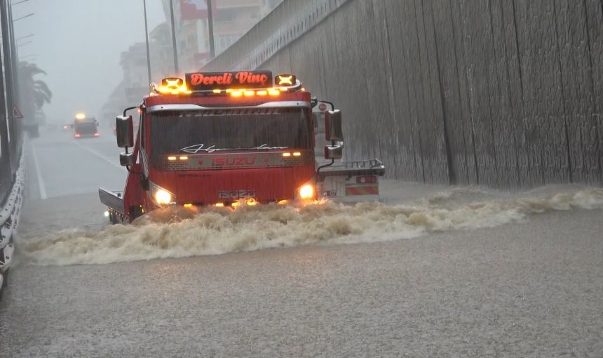 Alanya Alt Geçitler Suyla Doldu (1)