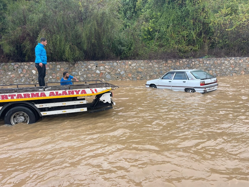 Alanya'da Saganak Kara Yolun Vurdu