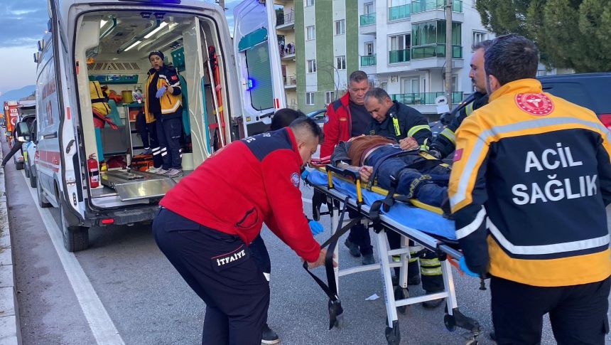 Burdur'da Zincirleme Kaza! 2 Ölü, 3 Yaralı (2)