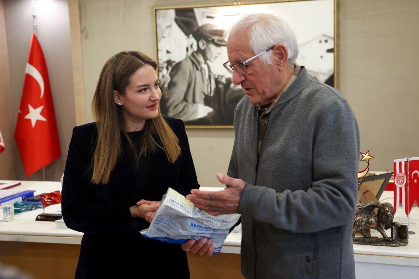 Çantasını Unutan Yaşlı Amca